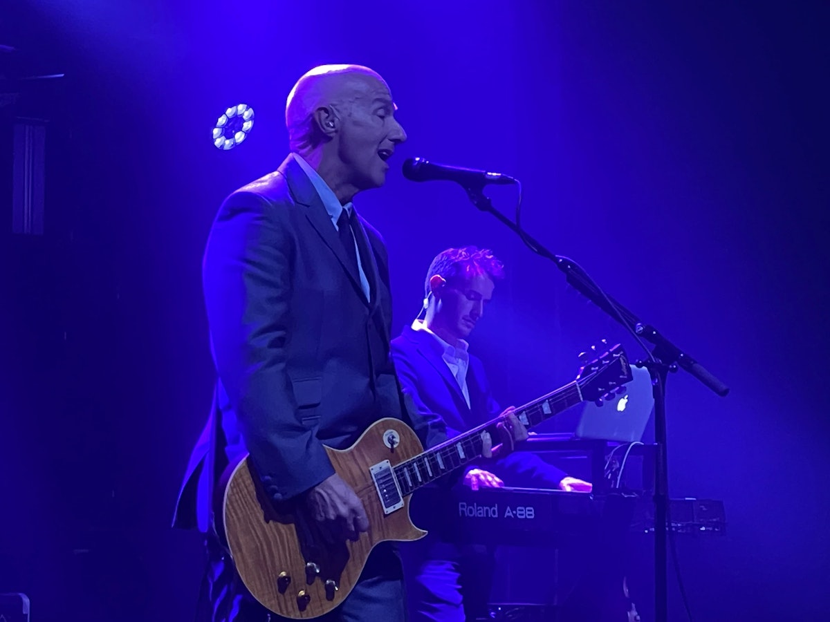 Der Musiker und Gitarrist Midge Ure singt bei seinem Konzert.