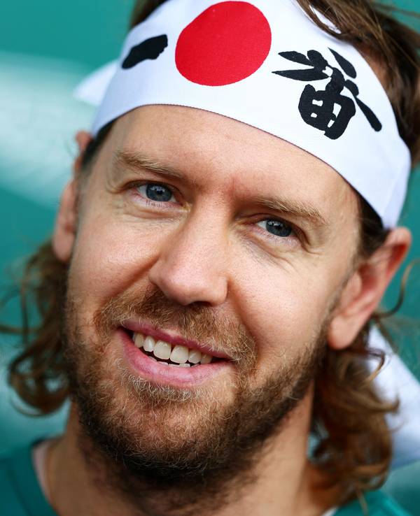 Sebastian Vettel mit Japan-Stirnband auf einer Pressekonferenz.