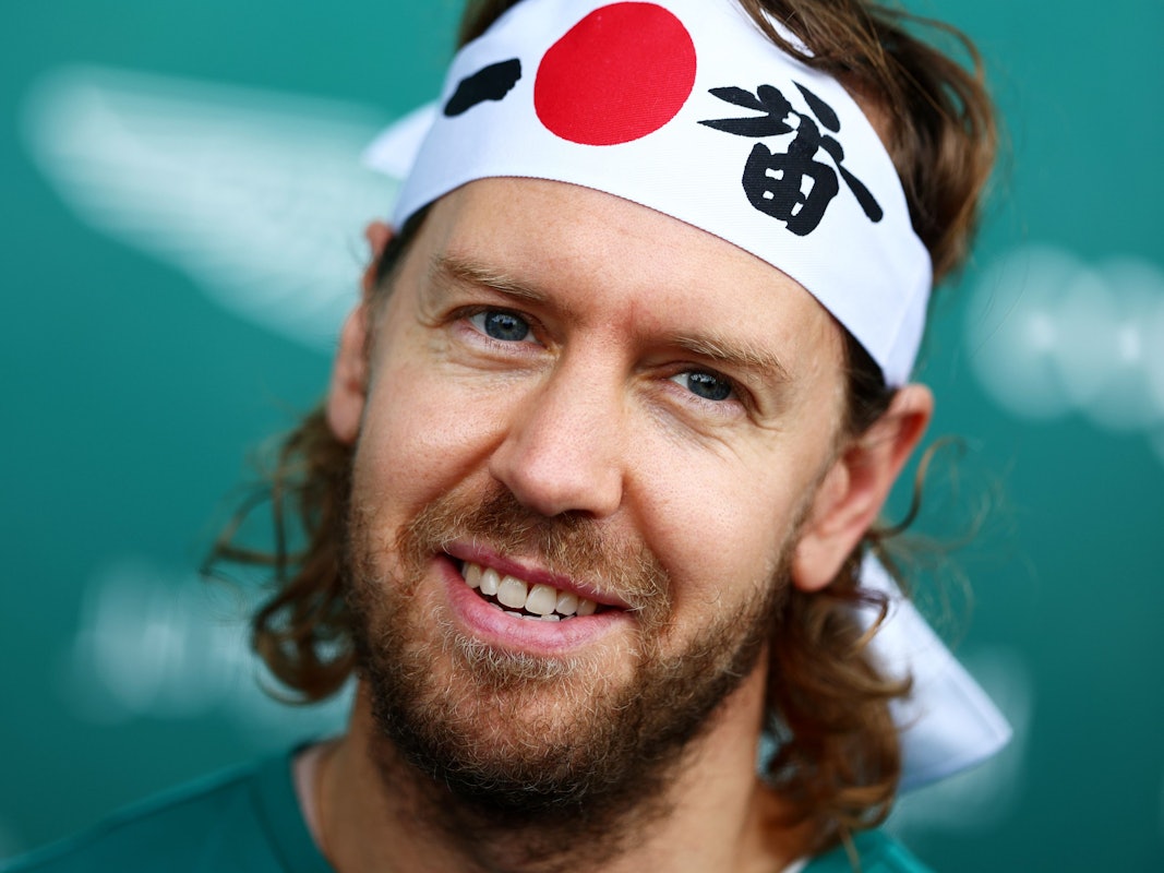 Sebastian Vettel mit Japan-Stirnband auf einer Pressekonferenz.