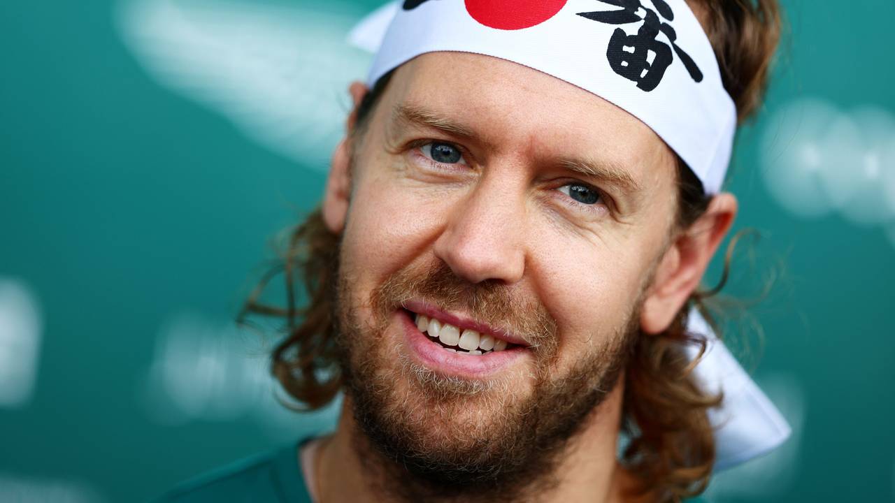 Sebastian Vettel mit Japan-Stirnband auf einer Pressekonferenz.