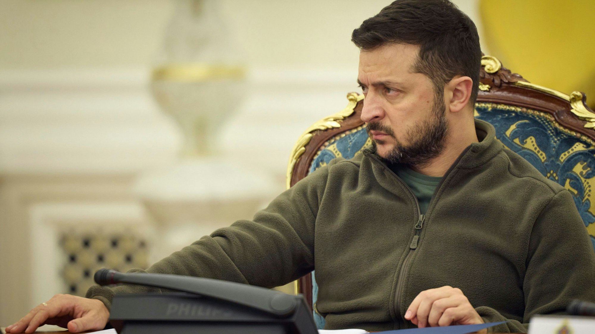 Auf diesem vom Pressebüro des ukrainischen Präsidenten veröffentlichten Foto leitet Wolodymyr Selenskyj, Präsident der Ukraine, eine Sitzung des Nationalen Sicherheits- und Verteidigungsrates.