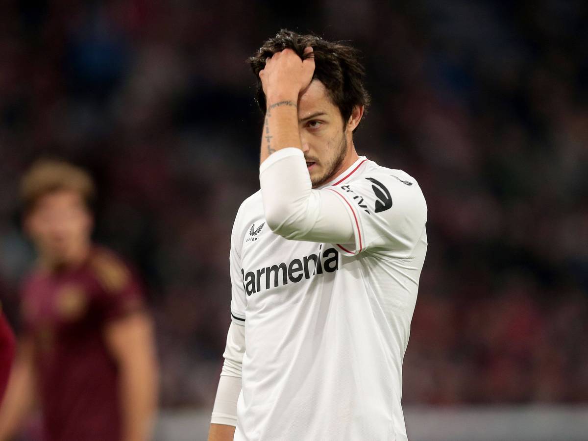 Sardar Azmoun fährt sich im Spiel von Bayer Leverkusen beim FC Bayern am 30. September 2022 durch die Haare