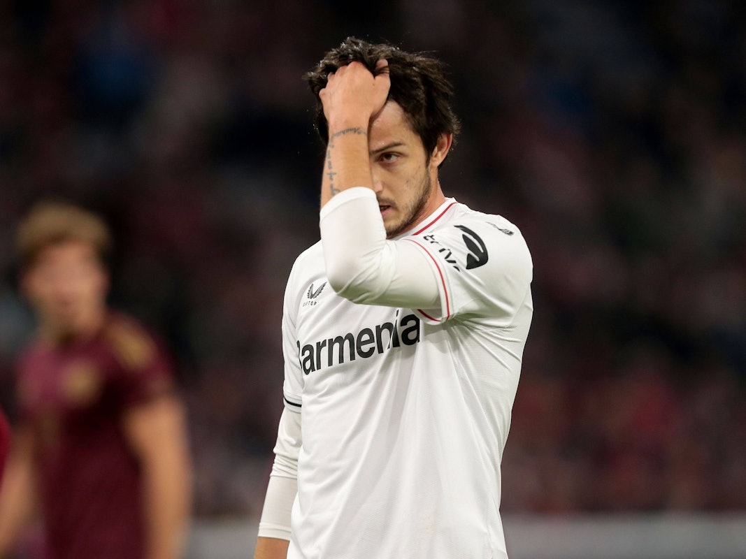 Sardar Azmoun fährt sich im Spiel von Bayer Leverkusen beim FC Bayern am 30. September 2022 durch die Haare