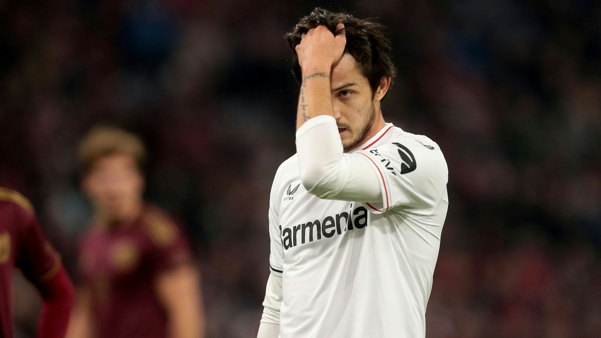 Sardar Azmoun fährt sich im Spiel von Bayer Leverkusen beim FC Bayern am 30. September 2022 durch die Haare
