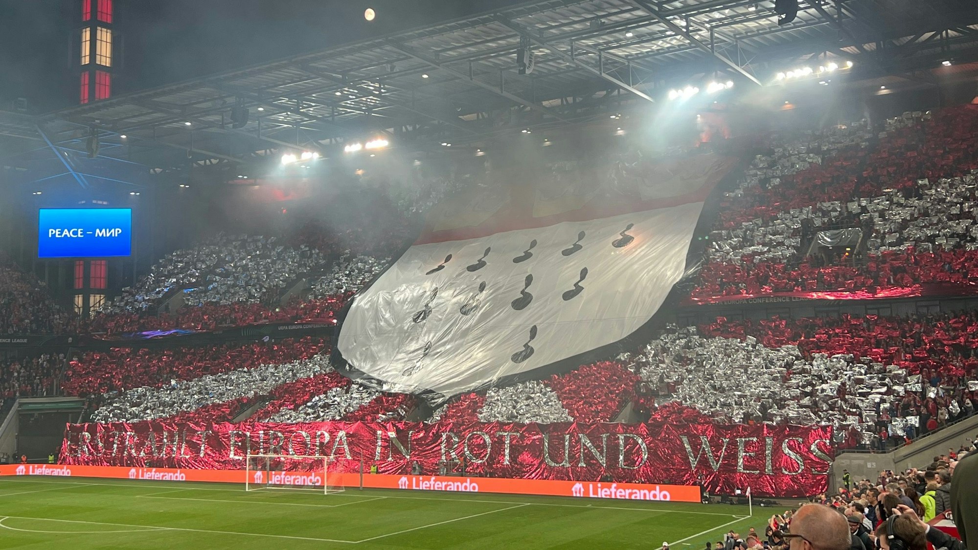 Die Fans des 1. FC Köln zeigen beim Conference-League-Spiel gegen Partizan Belgrad eine riesige Choreo.