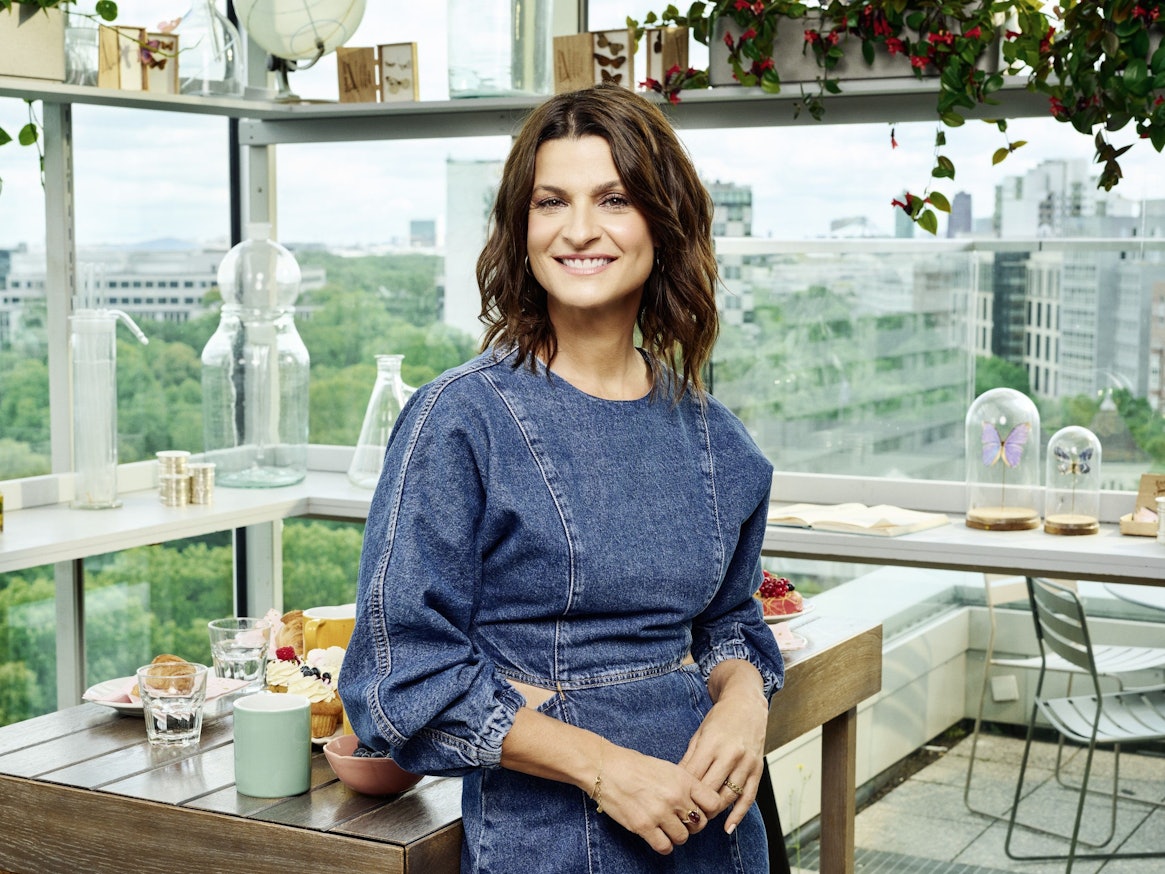 SAT.1-„Frühstücksfernsehen“-Moderatorin Marlene Lufen posiert hier für ein Pressefoto der Show.