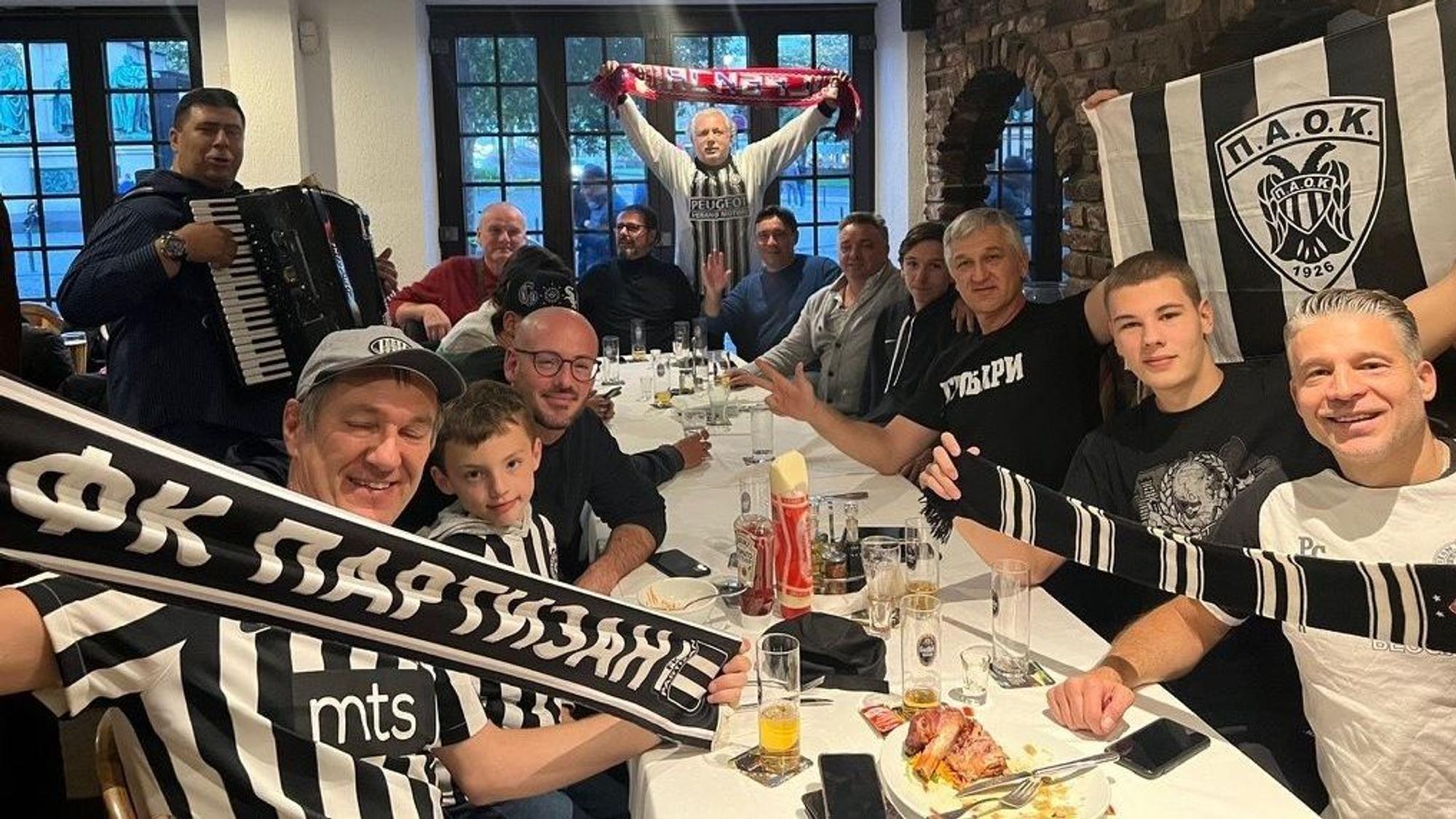 Fans von Partizan Belgrad am Donnerstagabend (6. Oktober 2022) in der Kölner Kneipe „Heumarkt“.