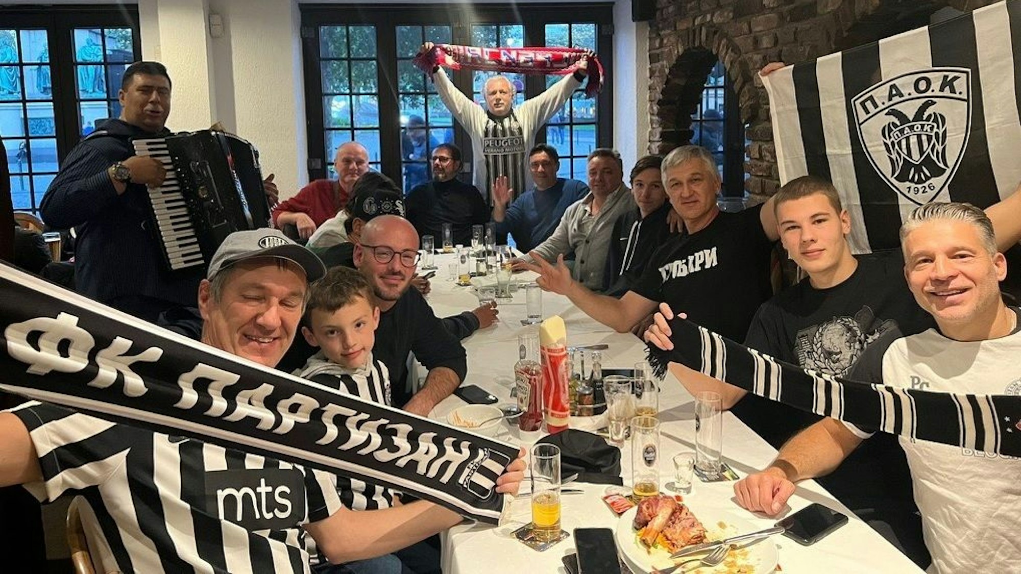 Fans von Partizan Belgrad am Donnerstagabend (6. Oktober 2022) in der Kölner Kneipe „Heumarkt“.