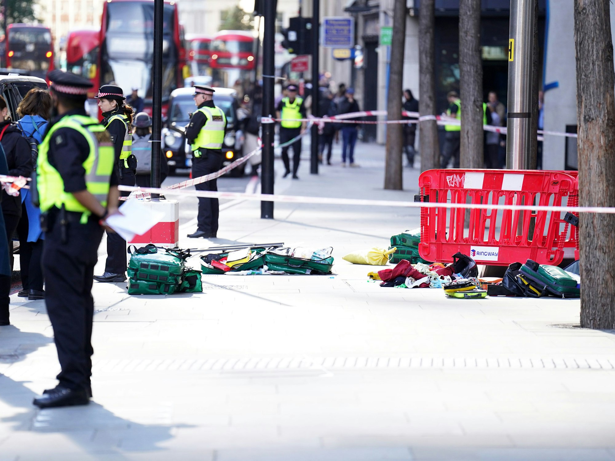 Polizeibeamte stehen Wache am Tatort, nachdem drei Menschen in der Londoner City niedergestochen wurden. Den Angaben ereignete sich der Vorfall am Morgen im Viertel Bishopsgate nahe des Bahnhofs Liverpool Street Station.