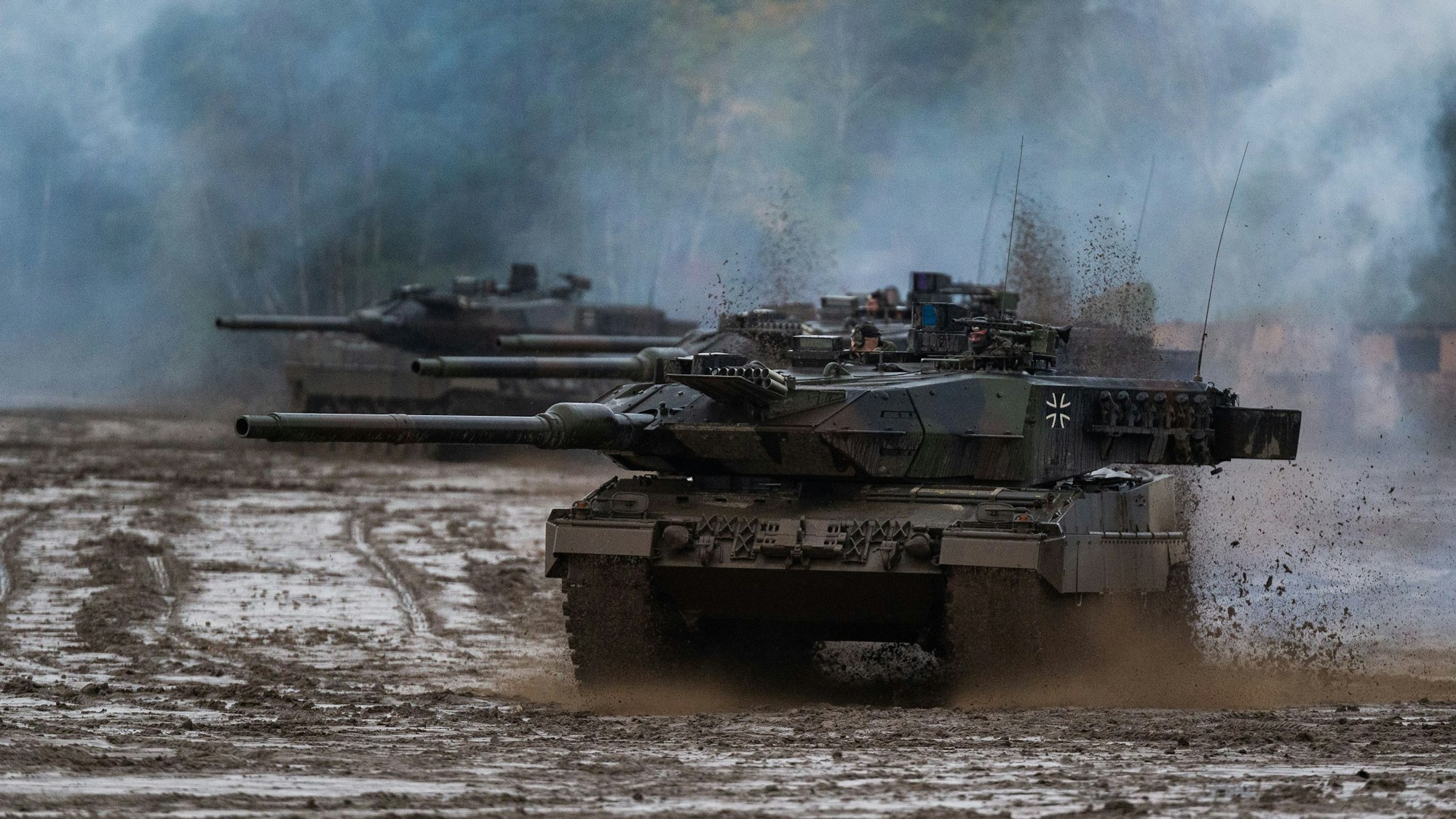 Kampfpanzer der Bundeswehr vom Typ „Leopard 2A6“ fahren bei einer Übung am 11. Oktober 2019 durch den Schlamm.