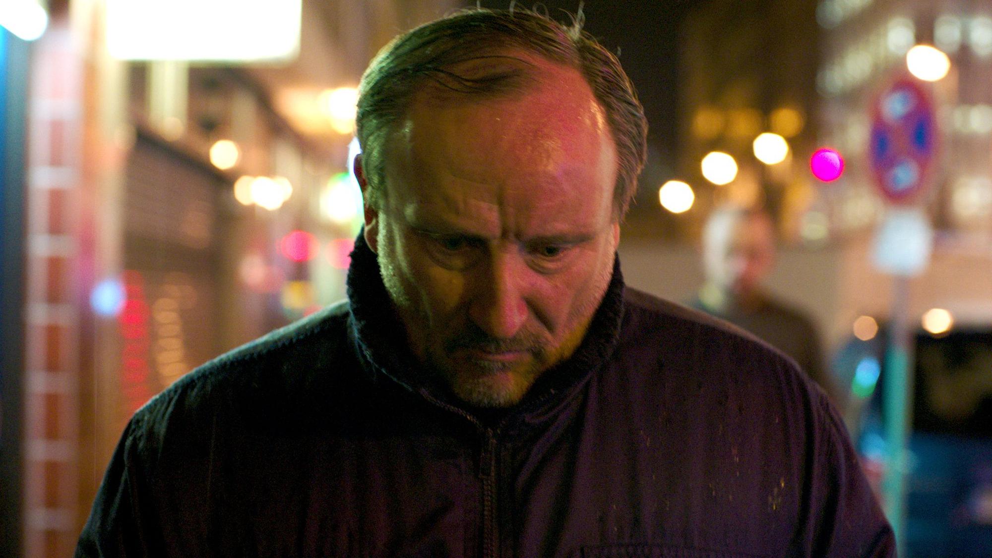 Rainer Bock als Walter in einer Szene des Films „Atlas“