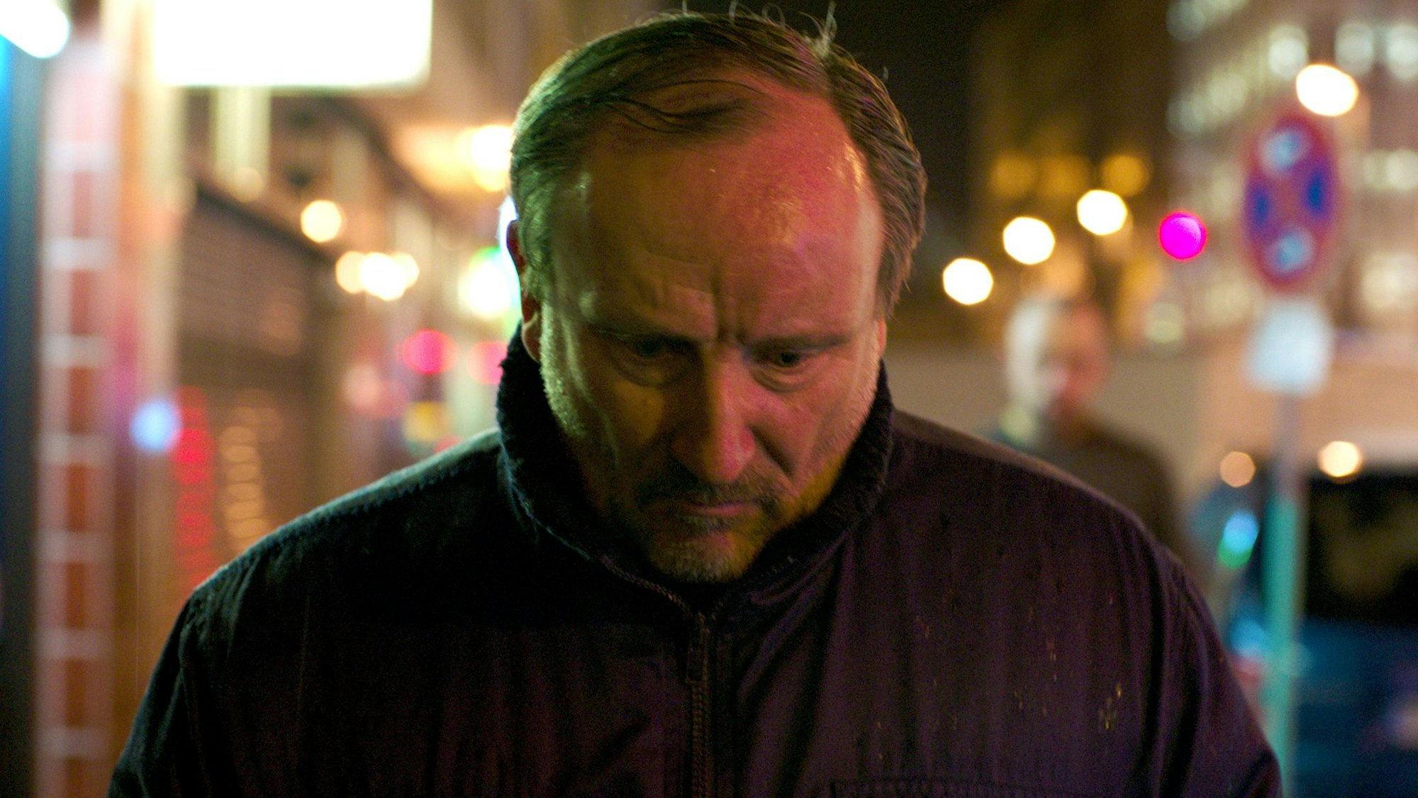 Rainer Bock als Walter in einer Szene des Films „Atlas“