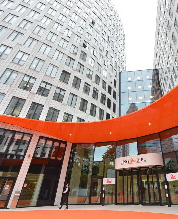 Blick auf den Haupteingang des Unternehmenssitzes der ING-Diba in Frankfurt am Main