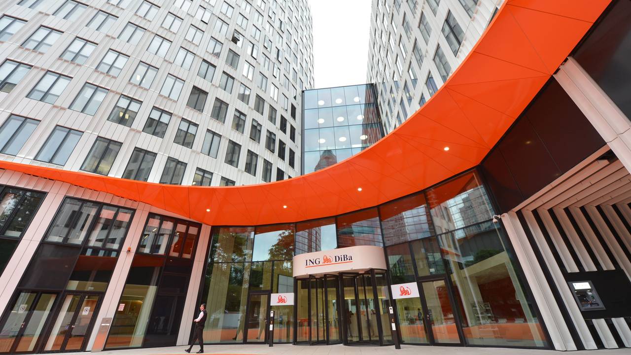 Blick auf den Haupteingang des Unternehmenssitzes der ING-Diba in Frankfurt am Main