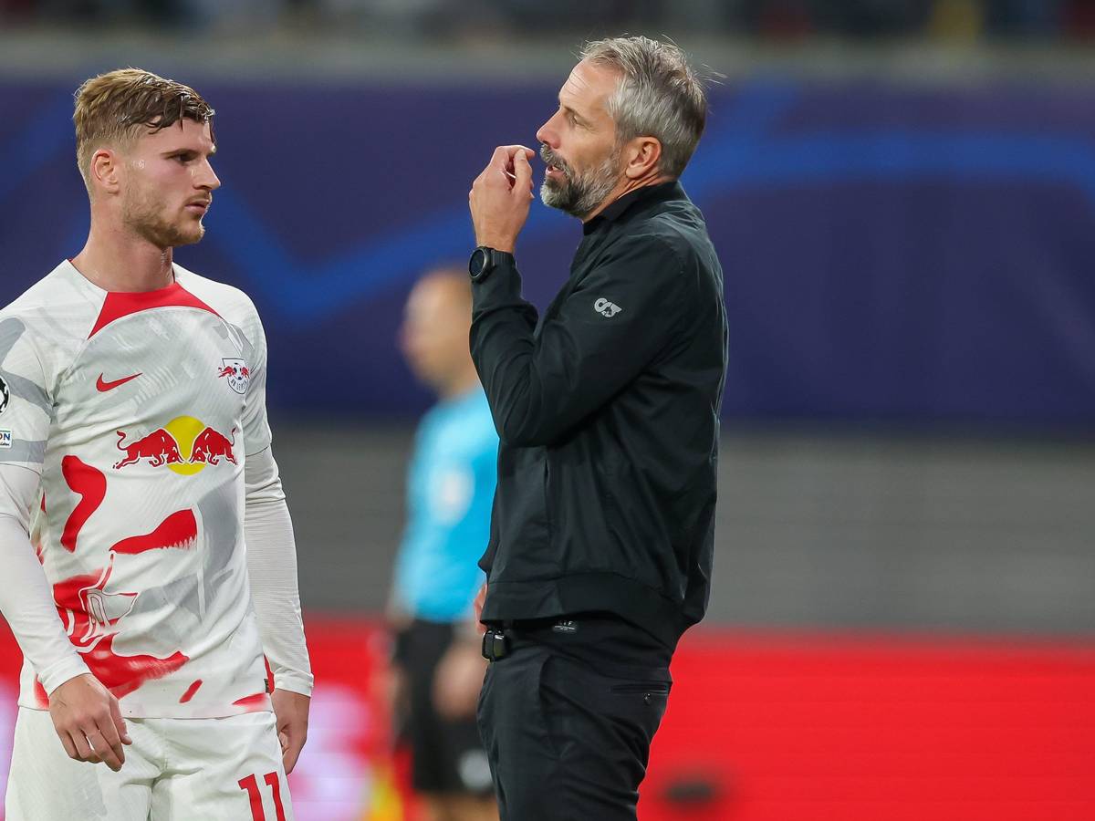 Leipzigs Spieler Timo Werner und Trainer Marco Rose unterhalten sich während einer Video-Assist-Phase.