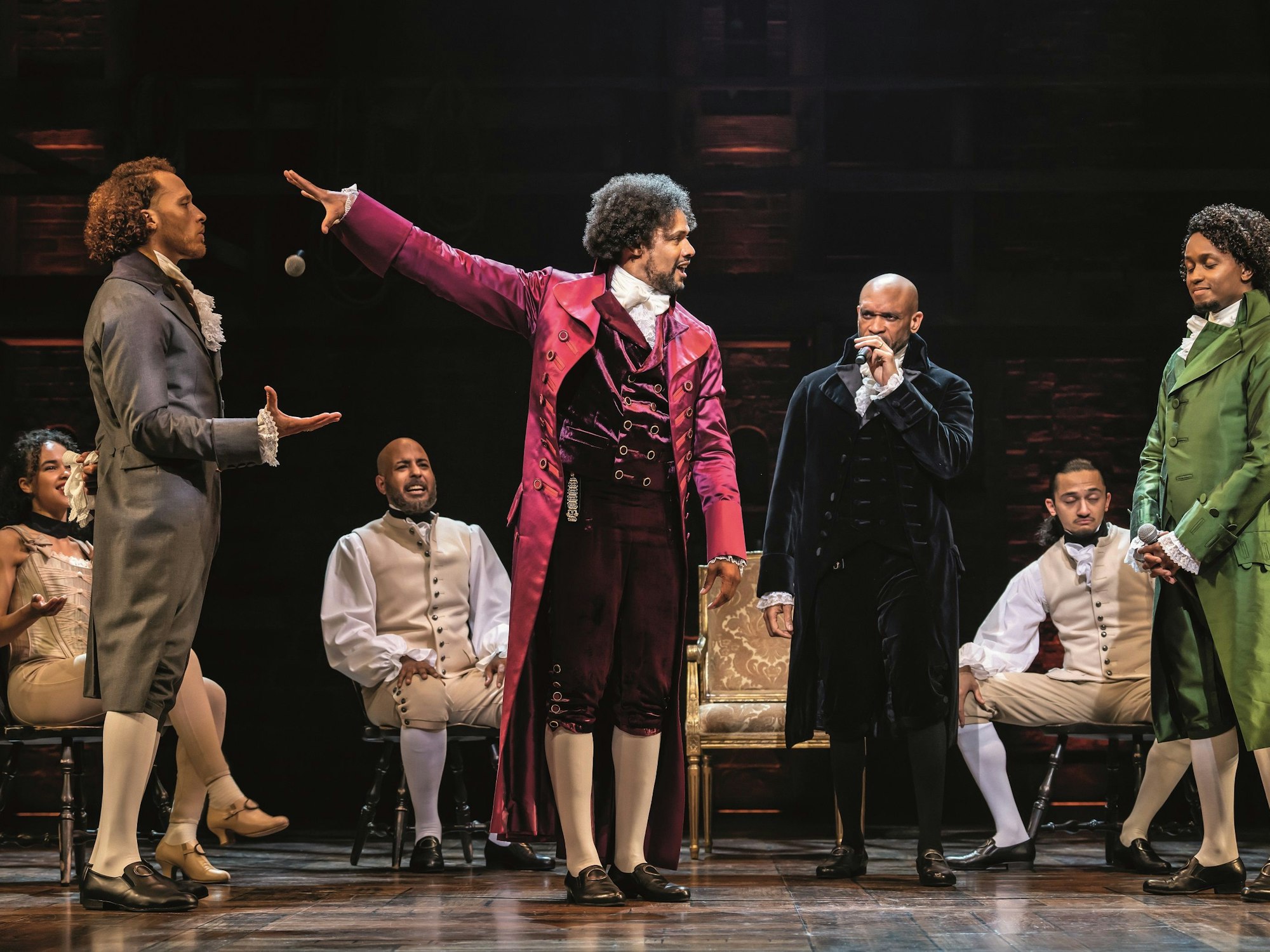 Darsteller und Darstellerinnen stehen auf der Bühne in den extra für das Musical angefertigten Kostümen.