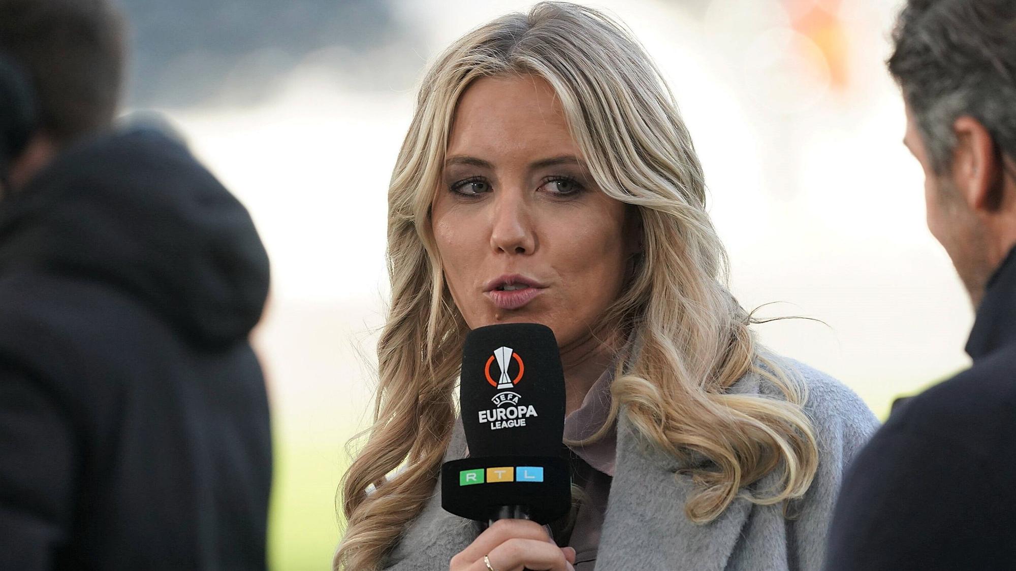 Laura Papendick spricht bei der RTL-Übertragung zur Europa League beim Spiel zwischen Eintracht Frankfurt und dem FC Barcelona.