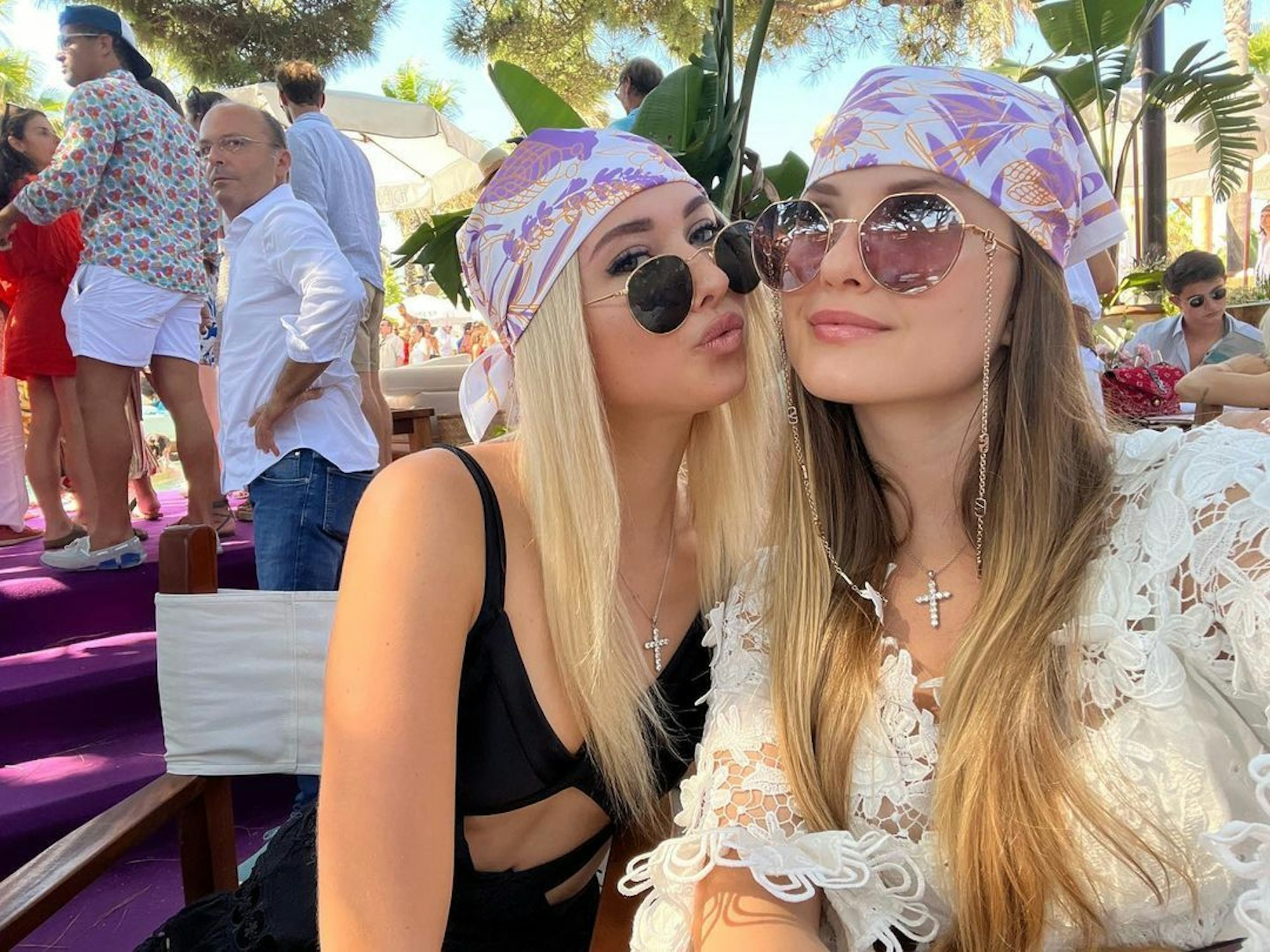 Shania (links) und Davina Geiss (rechts), hier auf einem Instagram-Selfie vom Juli 2022, begeistern ihre Fans mit einem Tanz auf Tik Tok.