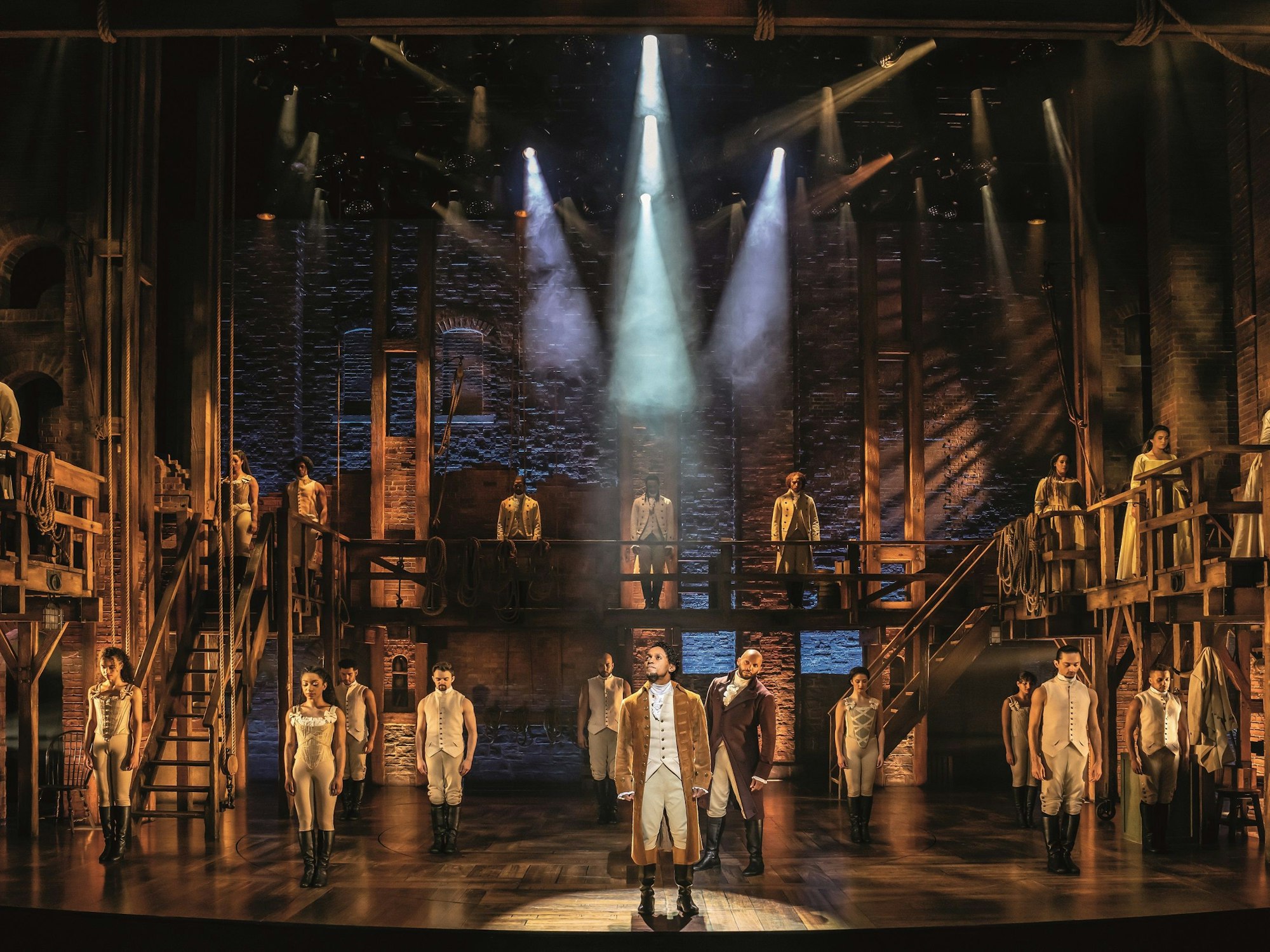 Die Kulisse und einige der Darsteller und Darstellerinnen des Musicals „Hamilton“, welches ab dem 6. Oktober in Hamburg besucht werden kann.