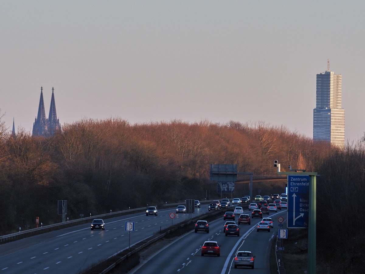 Die befahrene A57. Im Hintergrund ist der Dom zu sehen.