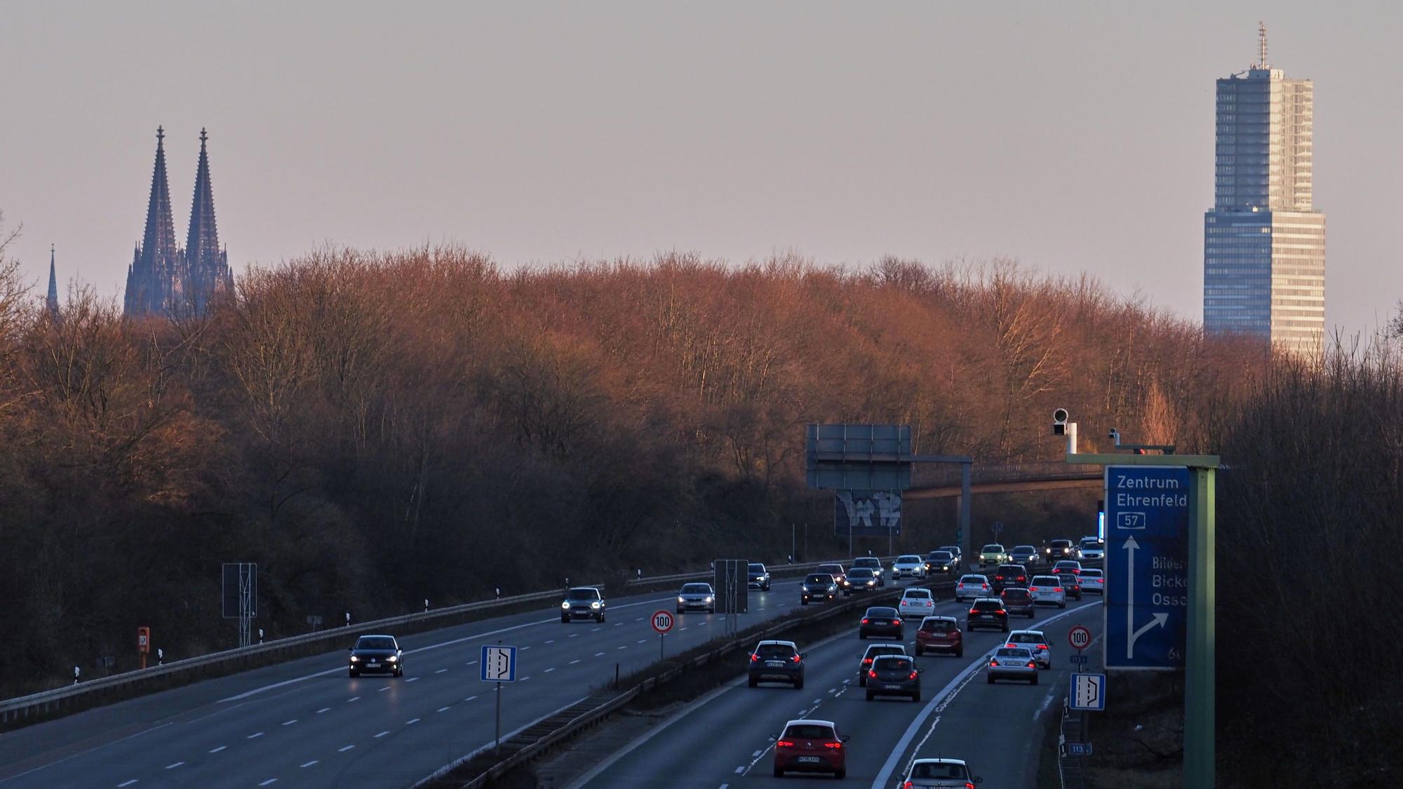 Die befahrene A57. Im Hintergrund ist der Dom zu sehen.
