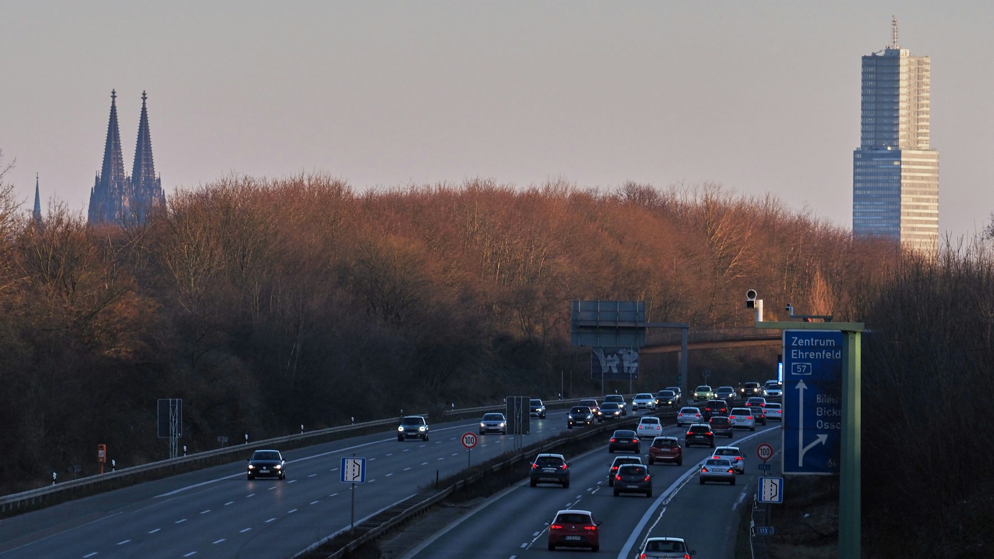 Die befahrene A57. Im Hintergrund ist der Dom zu sehen.