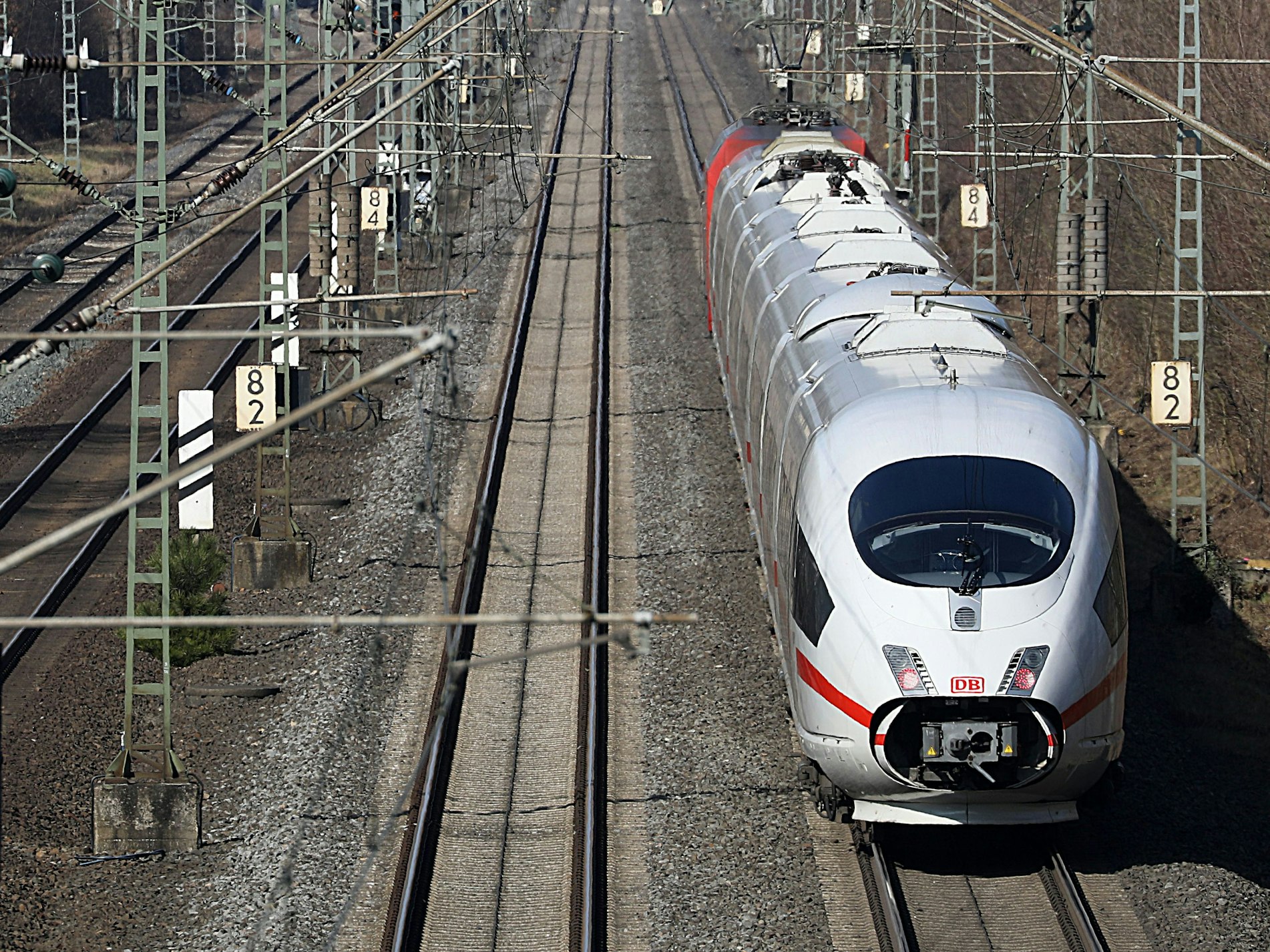 Ein ICE fährt in Leverkusen über die Bahnstrecke Köln/Düsseldorf.