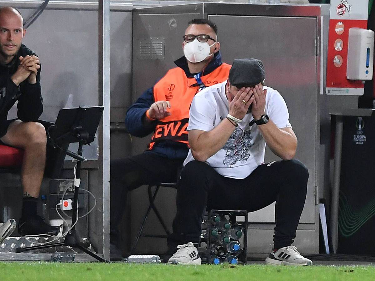Steffen Baumgart schlägt die Hände überm Kopf zusammen.