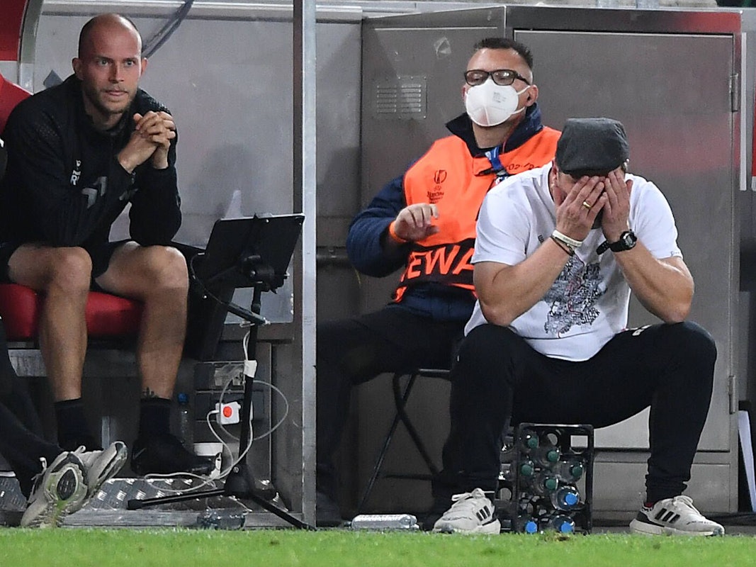 Steffen Baumgart schlägt die Hände überm Kopf zusammen.