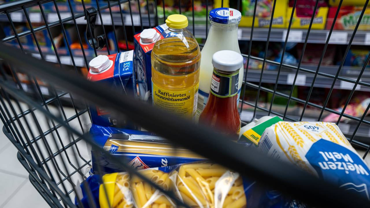 Das Symbolfoto, aufgenommen im Juni 2022 in Leipzig, zeigt verschiedene Lebensmittel in einem Einkaufswagen im Supermarkt.