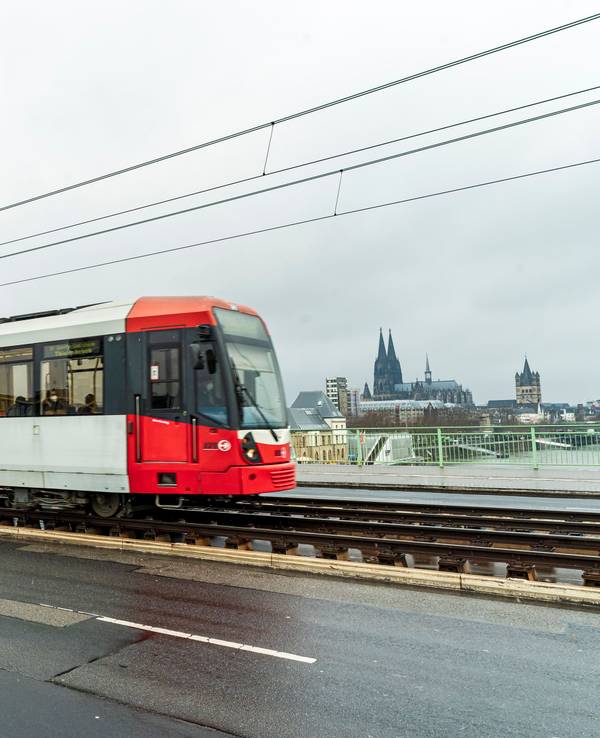 Ein Einzelzug der KVB-Straßenbahnlinie 3 fährt über die Severinsbrücke in Köln. Im Hintergrund ist der Dom zu sehen.