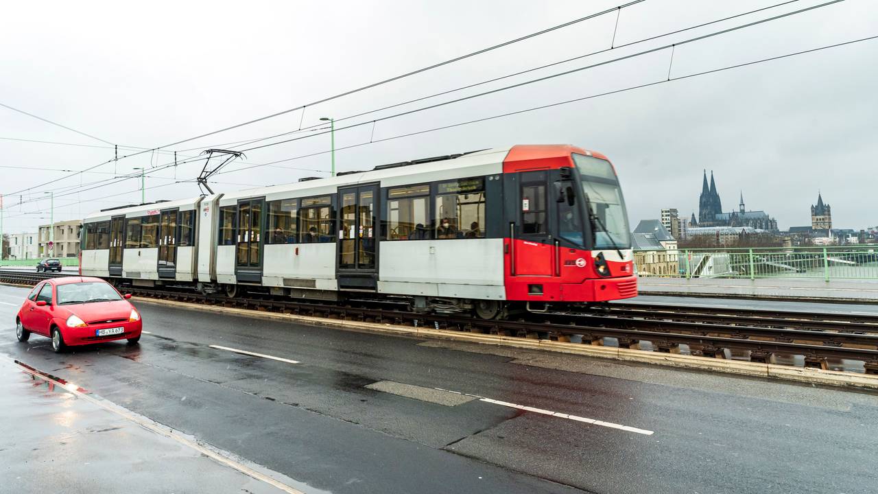 Ein Einzelzug der KVB-Straßenbahnlinie 3 fährt über die Severinsbrücke in Köln. Im Hintergrund ist der Dom zu sehen.