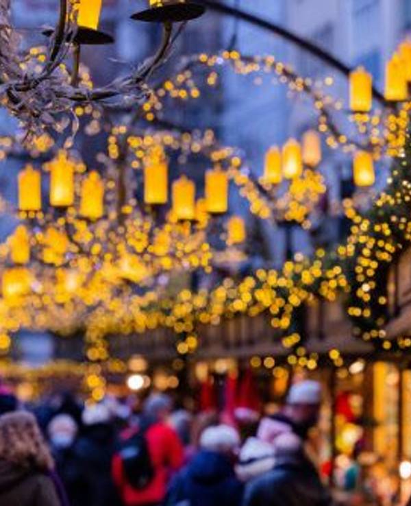 Das Bild zeigt Besucher, die den Weihnachtsmarkt am 29.11.2021 in Köln besuchten