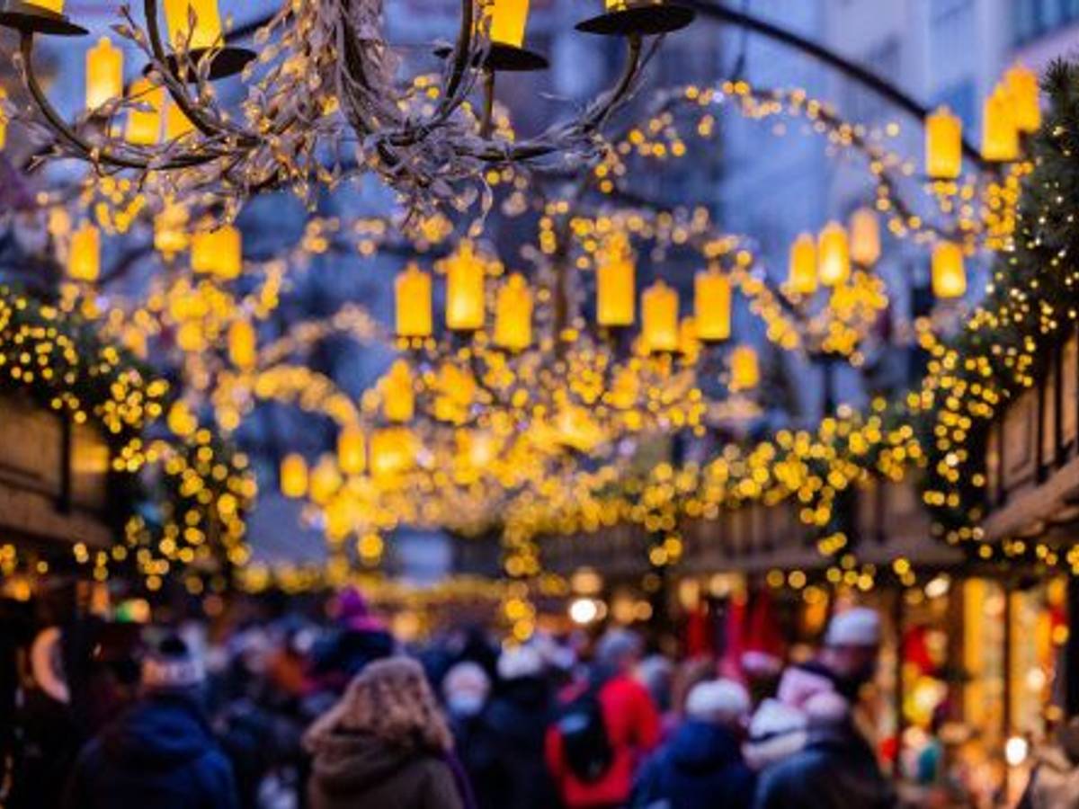 Das Bild zeigt Besucher, die den Weihnachtsmarkt am 29.11.2021 in Köln besuchten