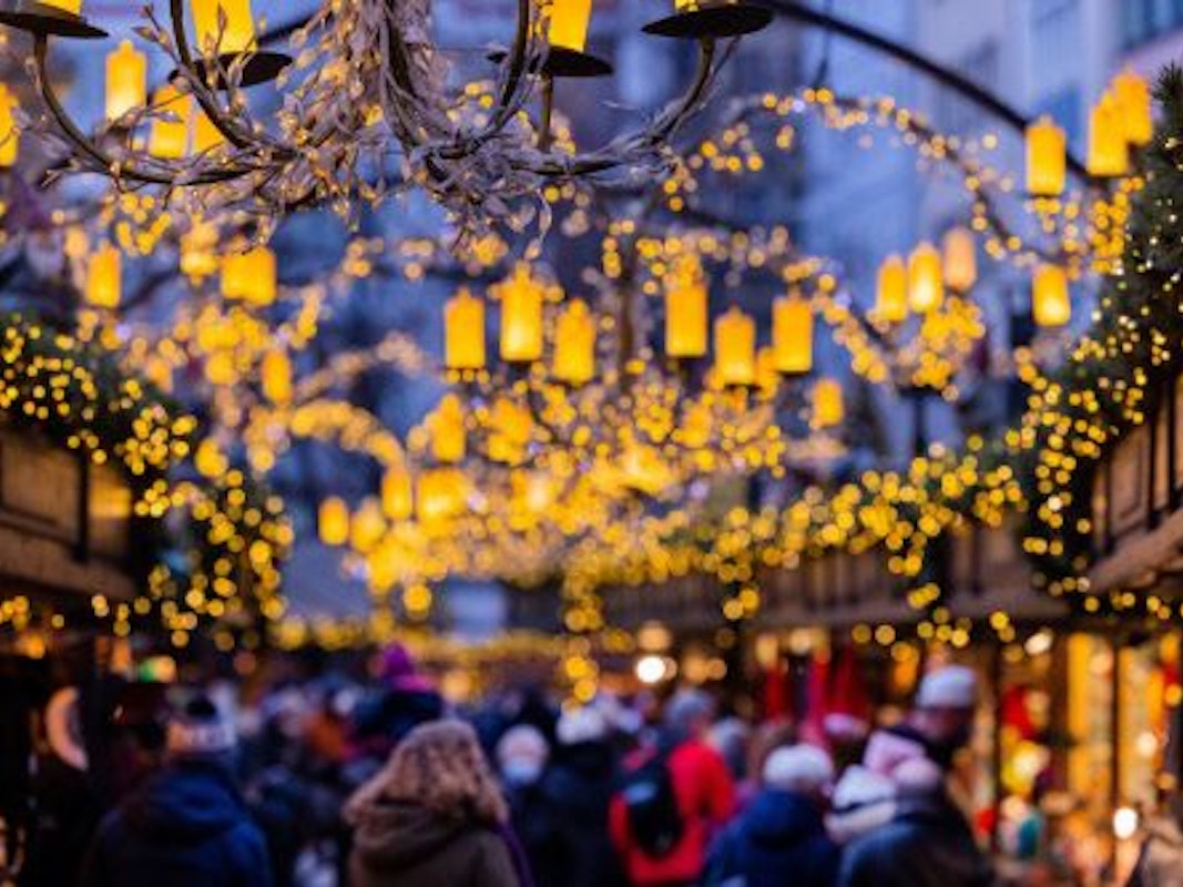 Das Bild zeigt Besucher, die den Weihnachtsmarkt am 29.11.2021 in Köln besuchten