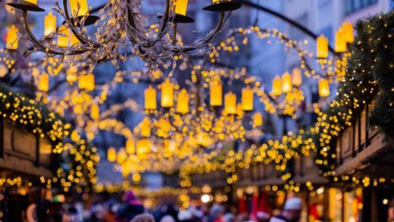 Das Bild zeigt Besucher, die den Weihnachtsmarkt am 29.11.2021 in Köln besuchten