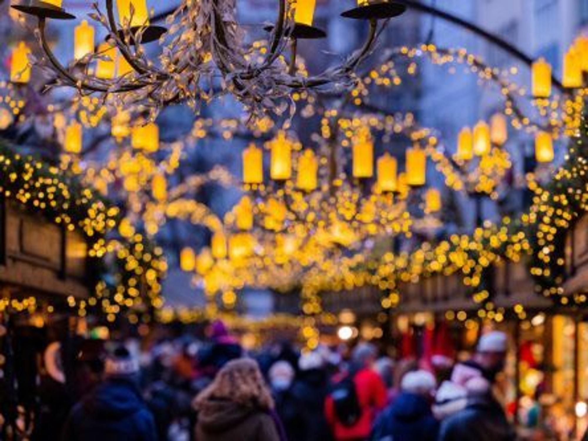 Das Bild zeigt Besucher, die den Weihnachtsmarkt am 29.11.2021 in Köln besuchten