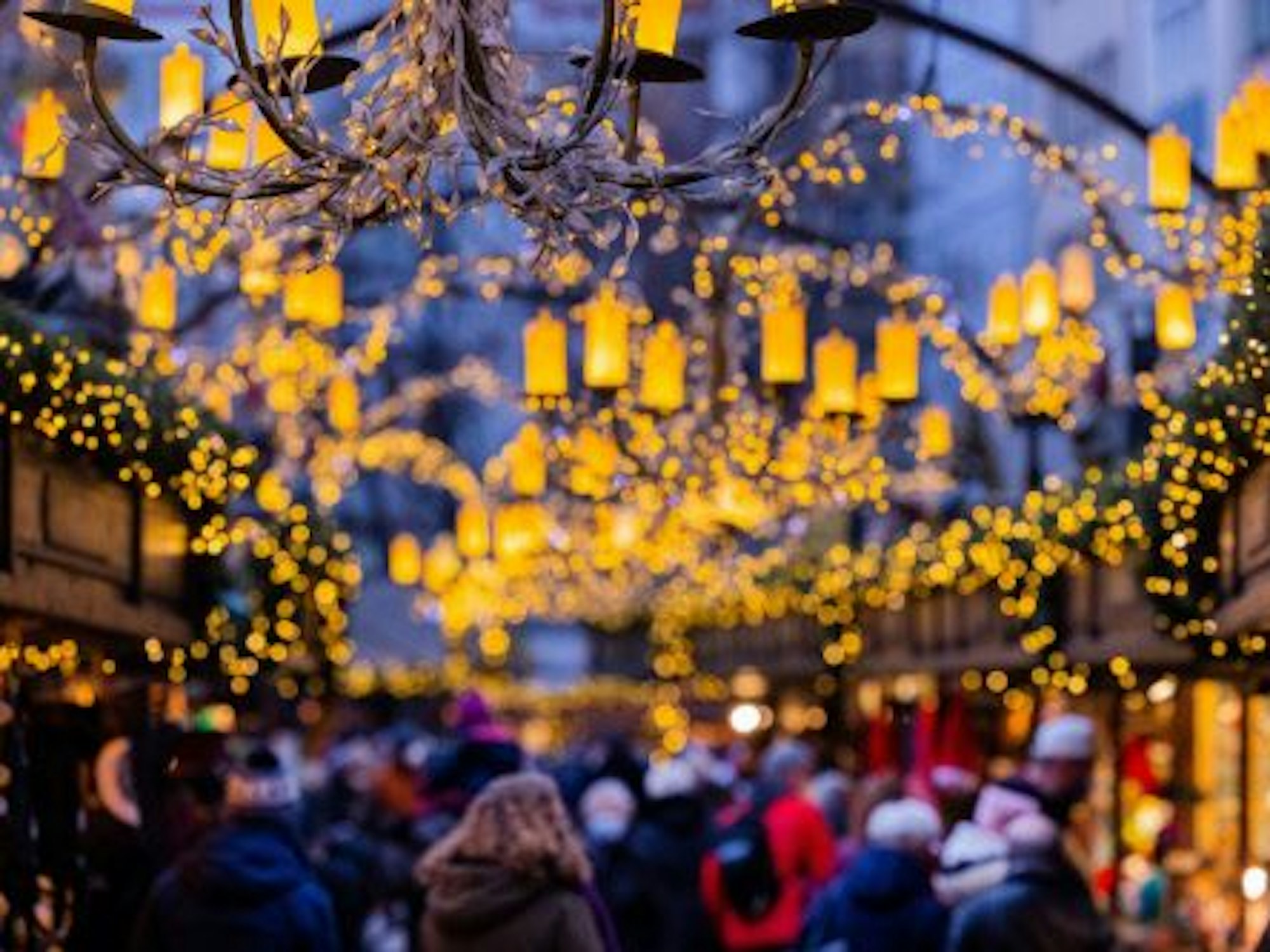 Das Bild zeigt Besucher, die den Weihnachtsmarkt am 29.11.2021 in Köln besuchten