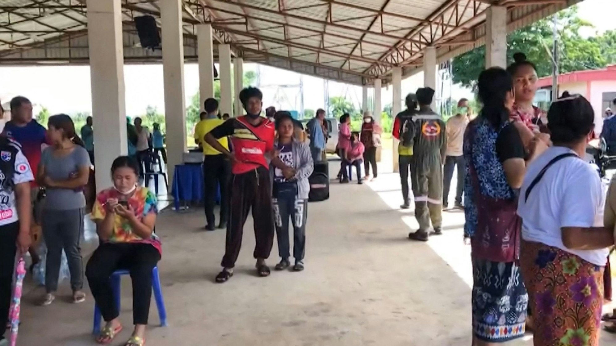 Menschen versammeln sich in der nordthailändischen Provinz Nong Bua Lam Phu, wo ein ehemaliger Polizist mindestens 30 Menschen in einem Kindergarten erschossen hat. Das Foto stammt aus Videomaterial von Thai PBS, das über AFP TV zur Verfügung gestellt und am 6. Oktober 2022 aufgenommen wurde.