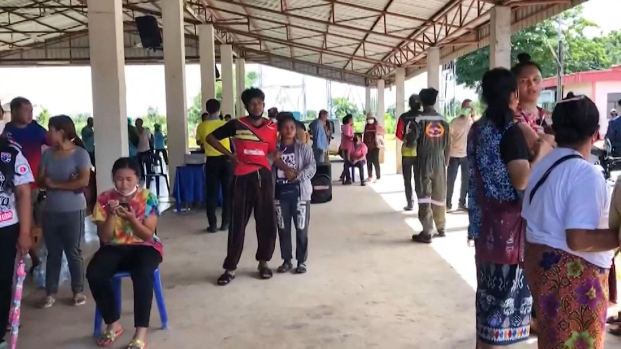 Menschen versammeln sich in der nordthailändischen Provinz Nong Bua Lam Phu, wo ein ehemaliger Polizist mindestens 30 Menschen in einem Kindergarten erschossen hat. Das Foto stammt aus Videomaterial von Thai PBS, das über AFP TV zur Verfügung gestellt und am 6. Oktober 2022 aufgenommen wurde.