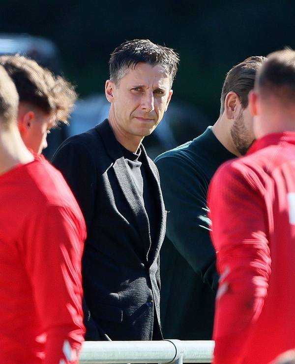 Christian Keller (Mitte) beobachtet das Training des 1. FC Köln.