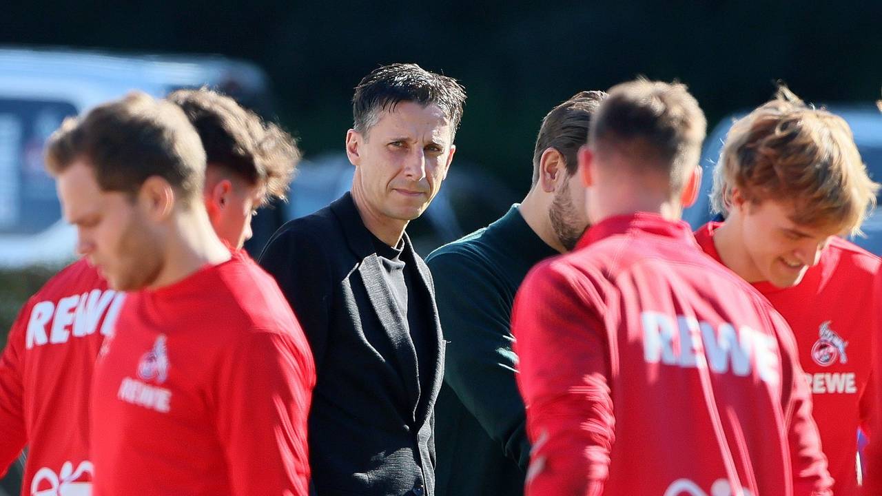 Christian Keller (Mitte) beobachtet das Training des 1. FC Köln.