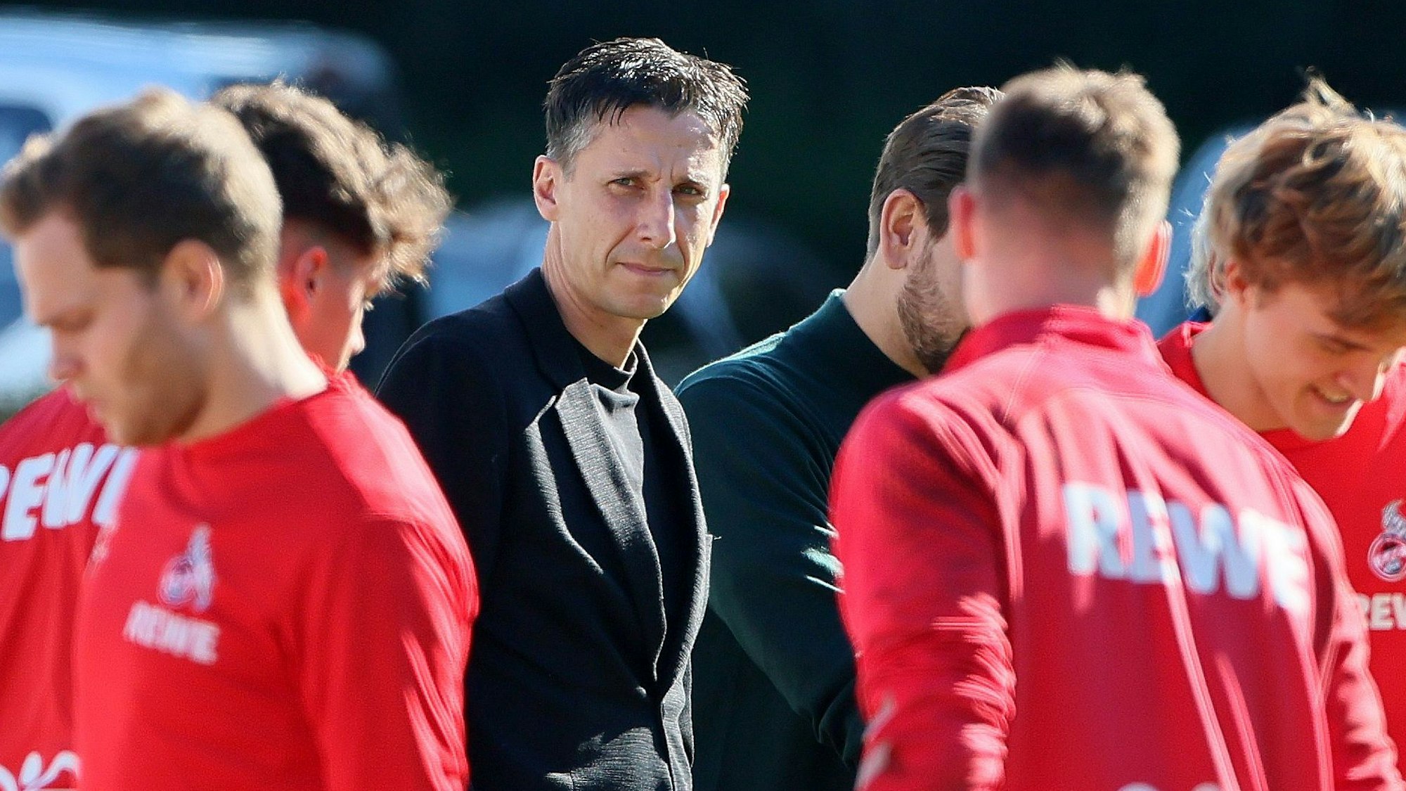 Christian Keller (Mitte) beobachtet das Training des 1. FC Köln.