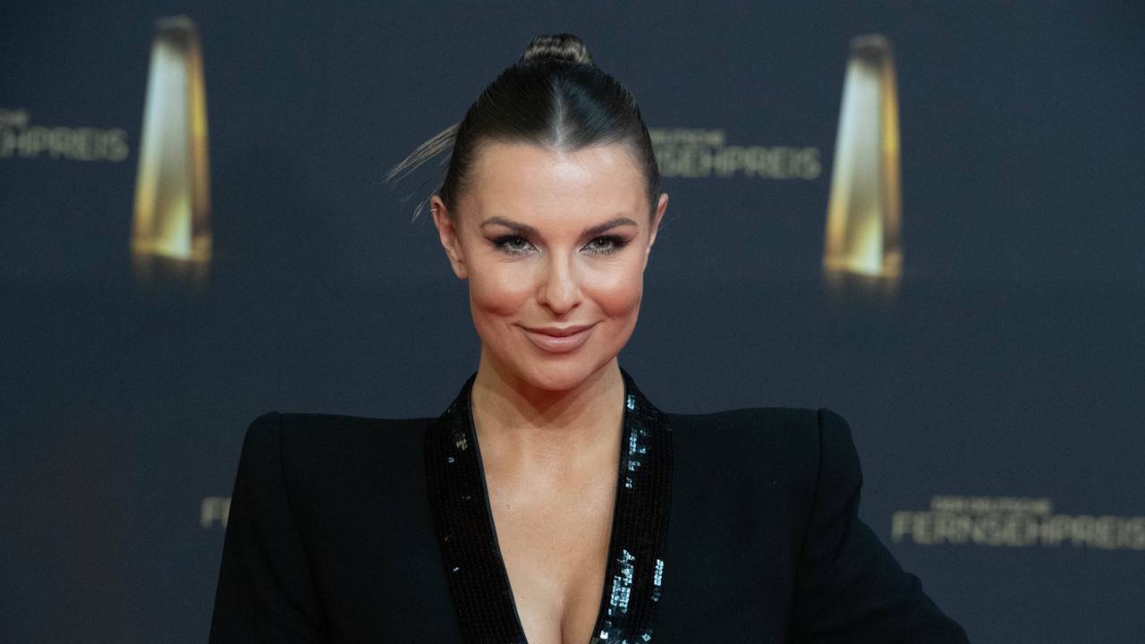 Laura Wontorra beim Deutschen Fernsehpreis auf dem roten Teppich