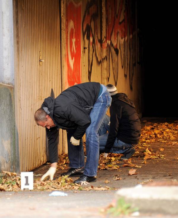 Das Symbolfoto zeigt Kriminalbeamte, die im November 2013 einen Tatort in Ludwigshafen (Rheinland-Pfalz) untersuchen.