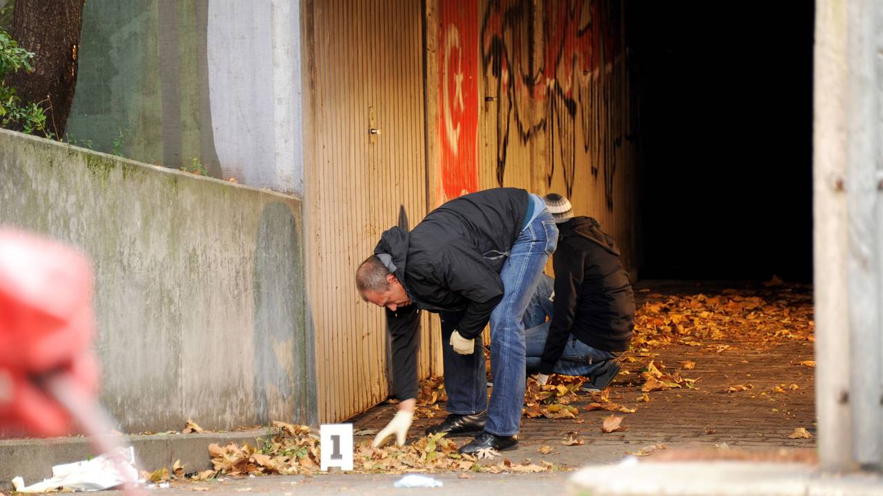 Das Symbolfoto zeigt Kriminalbeamte, die im November 2013 einen Tatort in Ludwigshafen (Rheinland-Pfalz) untersuchen.