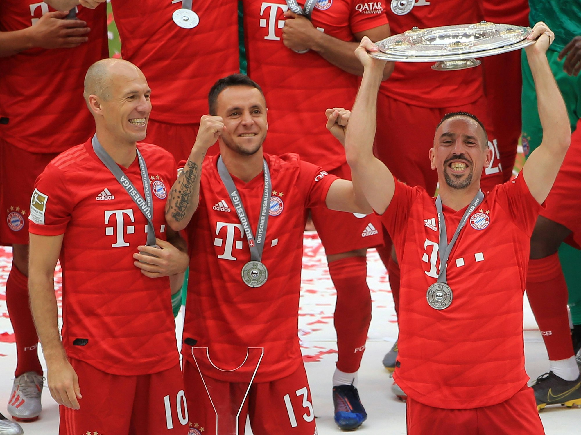 Franck Ribery (r.) hebt die Meisterschale in die Höhe.