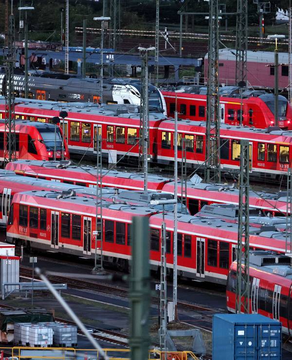 Regionalzüge vor dem Bahnhof Köln-Deutz.
