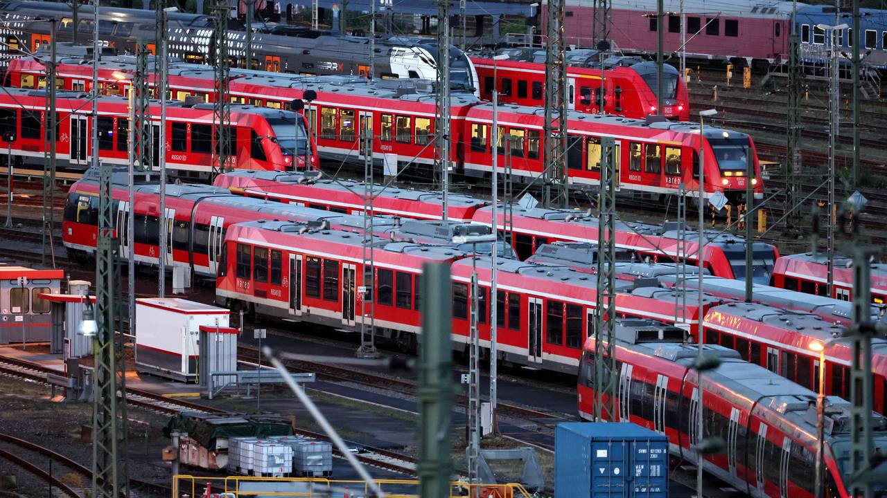 Regionalzüge vor dem Bahnhof Köln-Deutz.