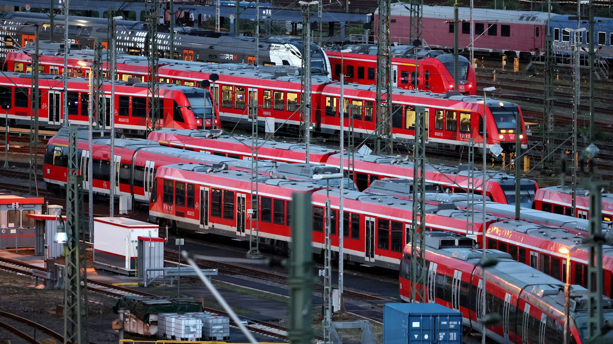 Regionalzüge vor dem Bahnhof Köln-Deutz.